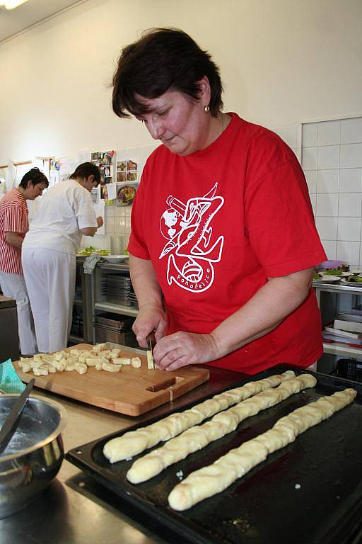 V Pohořelicích soutěžily kuchařky ze čtyř základních škol.