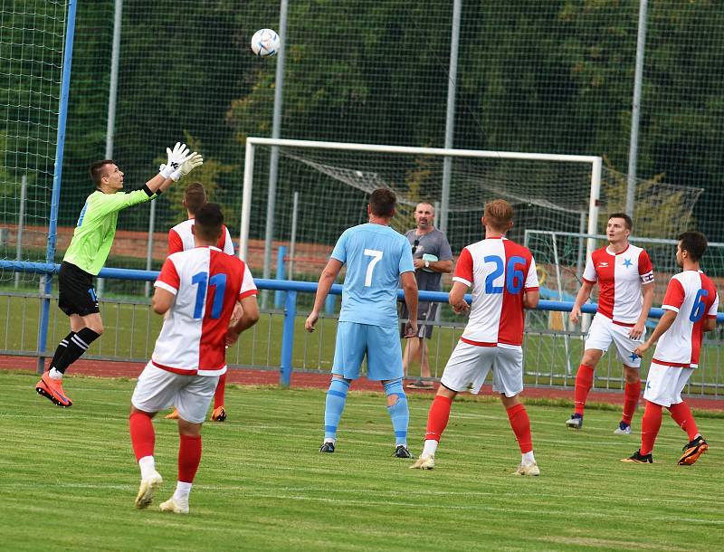 Fotbalisté Lednice (v modrém) podlehli Moravské Slavii Brno 1:2.