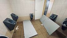 Na veřejných záchodech v Hustopečích řádili vandalové.