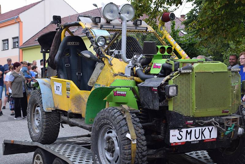 V Podivíně měli sraz majitelé továrních i doma vyrobených traktorů