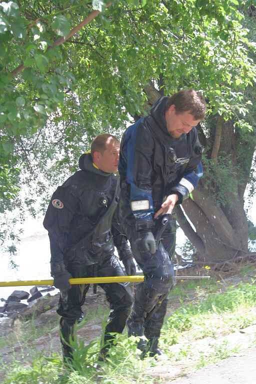 Do pátrání po zmizelém školákovi se pustili hasiči i policejní potápěči.