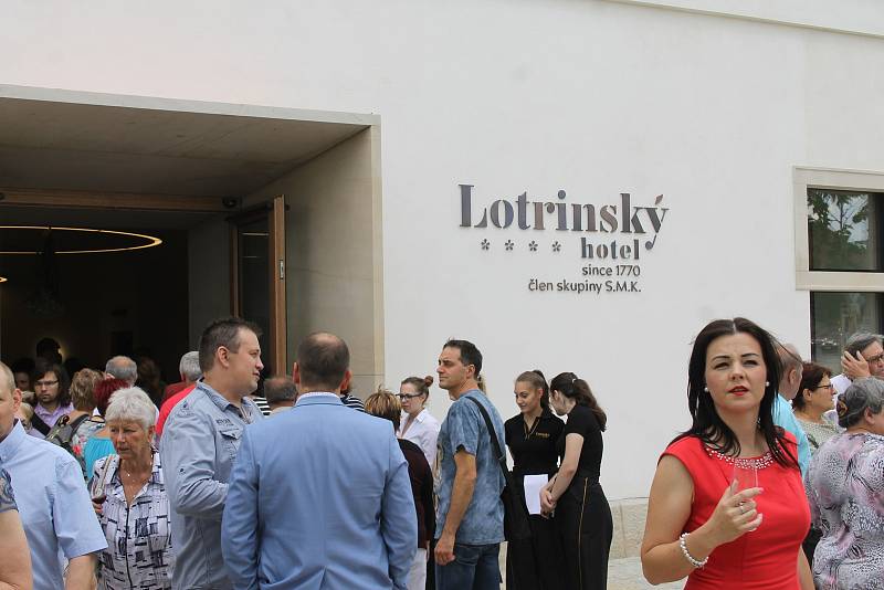 Ve Velkých Pavlovicích v pátek slavnostně otevřeli hotel Lotrinský, který vznikl z historické sýpky.