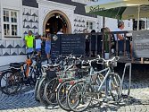 Na mikulovském Náměstí cyklistům nově slouží šedesát stojanů na kola.