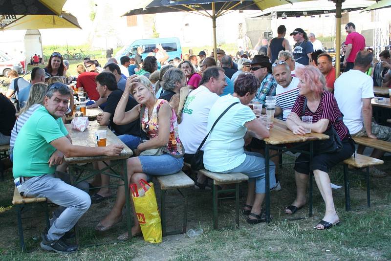 Břeclavský festival minipivovarů navštívilo v sobotu na louce pod zámkem tisíce návštěvníků. Kromě ojedinělé nabídky piv z rekordního počtu 28 minipivovarů přilákal mnohé i program pro celou rodinu a pestrá hudební nabídka.