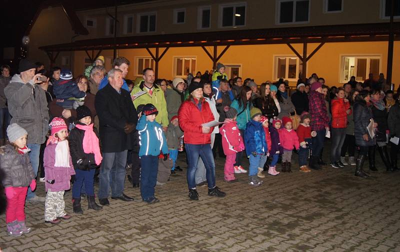 Brumovičtí spojili Česko zpívá koledy před sokolovnou s dalším vystoupením dětí. Dorazilo asi 220 lidí.