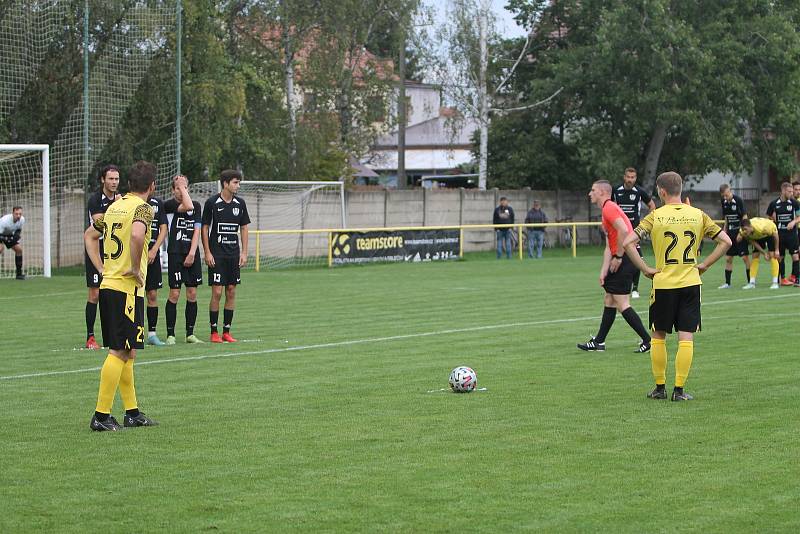 Fotbalisté Krumvíře (ve žlutém) porazili Svratku Brno 3:2.