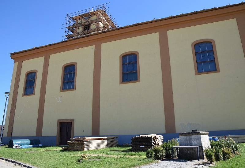 Opravovaný kostel v Moravské Nové Vsi v létě 2021. 