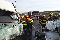Při nehodě poblíž Mikulova se zranilo deset lidí.
