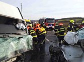 Při nehodě poblíž Mikulova se zranilo deset lidí.