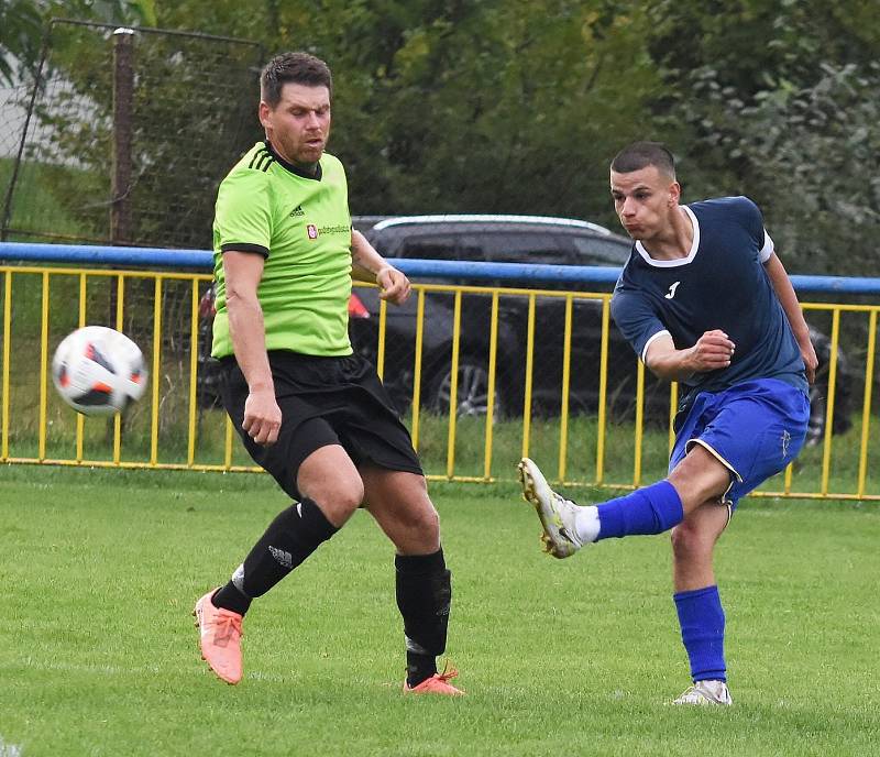 Fotbalisté Tvrdonic (v modrém) doma porazili Moravskou Novou Ves 4:3.