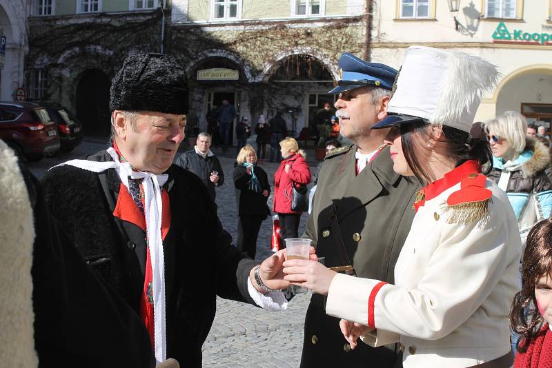 Různé masky se zúčastnily sobotní fašankové obchůzky v Mikulově. Masopustní veselí tam zpestřil tanec Pod šable. 