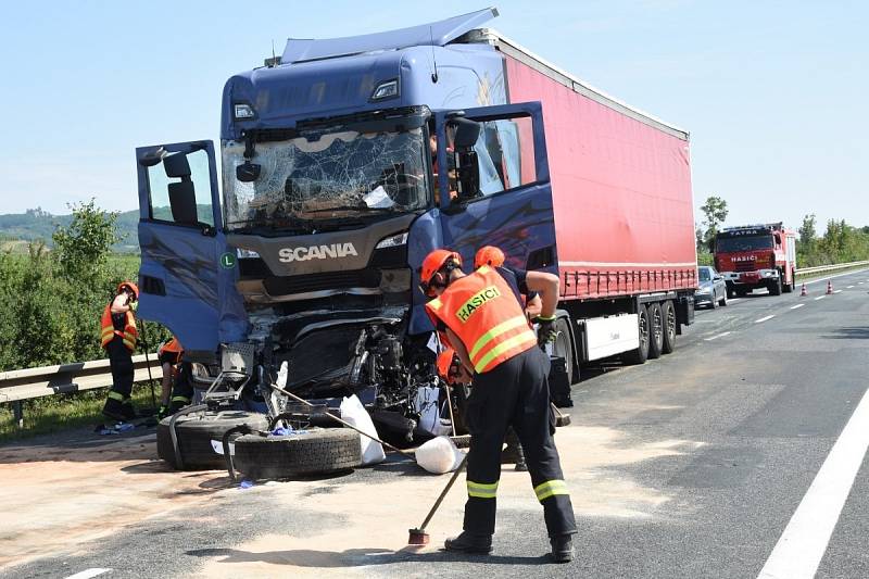  Neštěstím skončila jízda tří polských kamionů v sobotu odpoledne u nádrže Nové Mlýny na Břeclavsku. Při srážce se zranili dva lidé. Ženu, která seděla v jednom nákladním autě na místě spolujezdce, transportoval s vážným zraněním do nemocnice vrtulník.