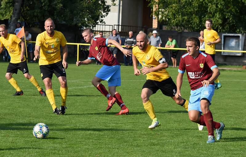 Fotbalisté Krumvíře (ve žlutých dresech) porazili v 6. kole krajského přeboru Mutěnice 4:2.