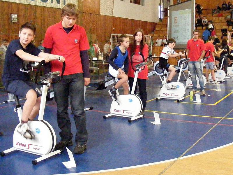 Halový veslařský triatlon v Lounech.