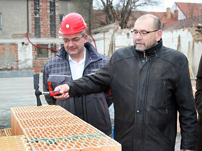 Poklepáním základního kamene začala oficiálně ve Vranovicích ve čtvrtek 8. března 2012 výstavba domu pro seniory. Vpravo (s kladívkem) je vranovický starosta Jan Helikar.