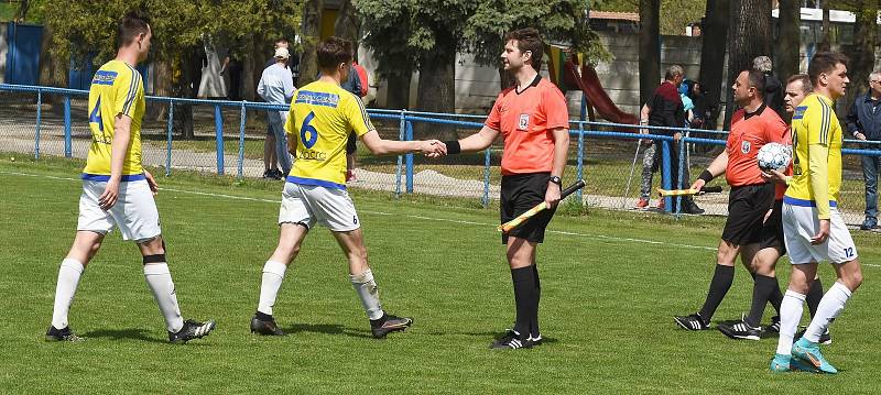 Fotbalisté břeclavského MSK (v bílých dresech) podlehli na domácím hřišti Velké Bíteši 0:3.