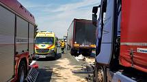  Neštěstím skončila jízda tří polských kamionů v sobotu odpoledne u nádrže Nové Mlýny na Břeclavsku. Při srážce se zranili dva lidé. Ženu, která seděla v jednom nákladním autě na místě spolujezdce, transportoval s vážným zraněním do nemocnice vrtulník.