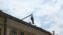 Až do konce srpna uvidí lidé na Náměstí v Mikulově sochu Viselec, kterou vytvořil umělec David Černý.