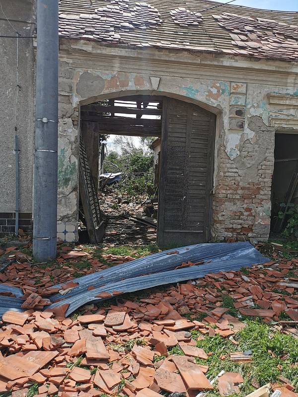 Lidé v Moravské Nové Vsi vyklízejí suť z poškozených domů. Pomáhají i děti.