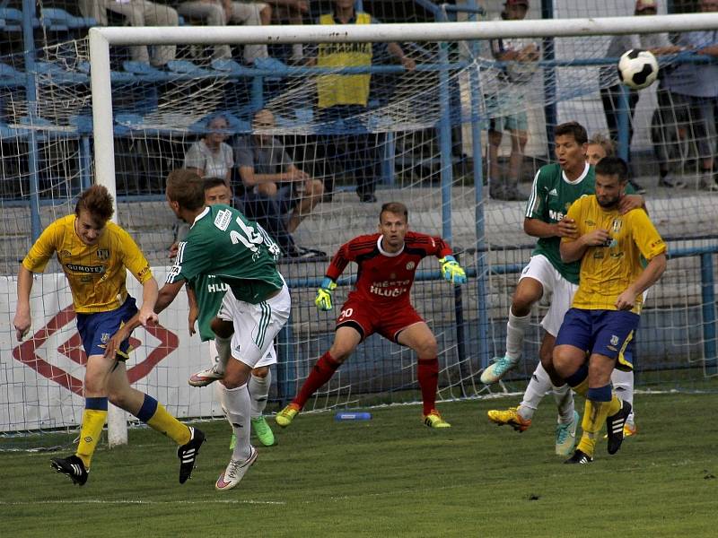 Fotbalisté Břeclavi (ve žlutém) v předehrávce zdolali Hlučín 1:0. 