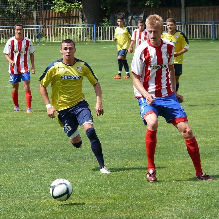 Břeclavští fotbalisté (ve žlutomodrém) doma remizovali s juniorkou Brna.