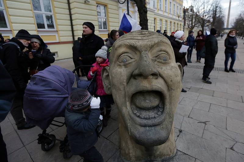 Několik stovek lidí prošlo Břeclaví na demonstraci proti novele pandemického zákona.