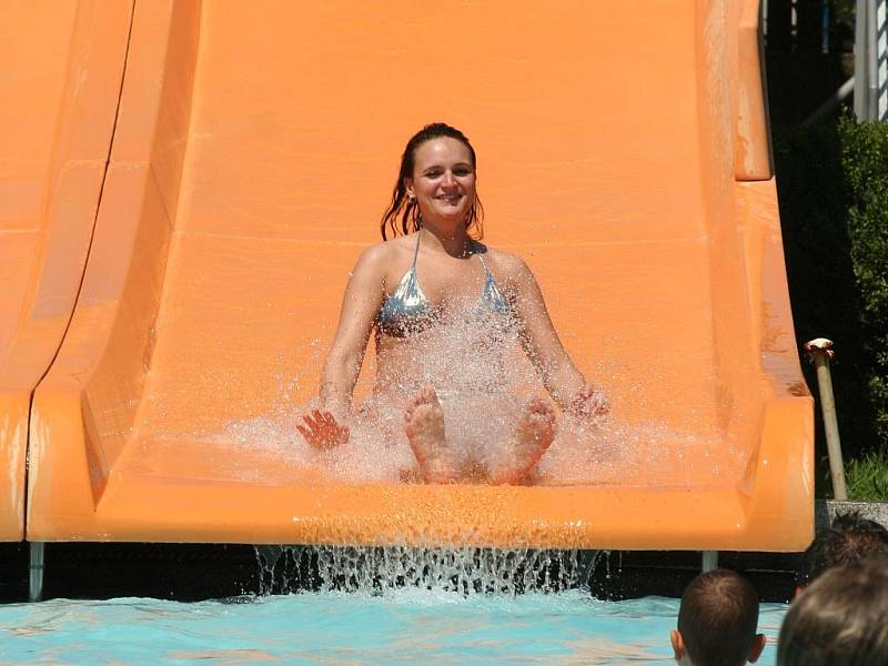 Tropické teploty táhnou lidi na plovárny. Po nevalném začátku sezóny mají provozovatelé koupališť důvod k radosti.