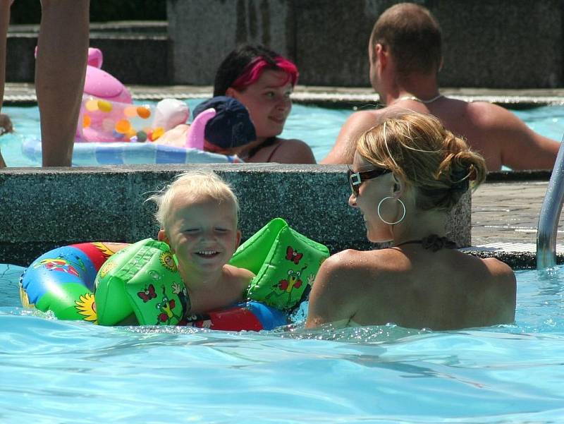 Tropické teploty táhnou lidi na plovárny. Po nevalném začátku sezóny mají provozovatelé koupališť důvod k radosti.