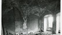 Jeden ze sálů mikulovského zámku po požáru v roce 1945.
