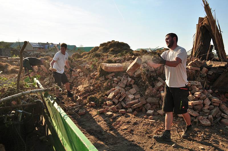 Pátý den po katastrofě. V obcích  poškozených tornádem, začaly první demolice domů, zatím jen v režii majitelů nemovitostí. Řízené demolice 115 domů kraj zahájí příští týden.