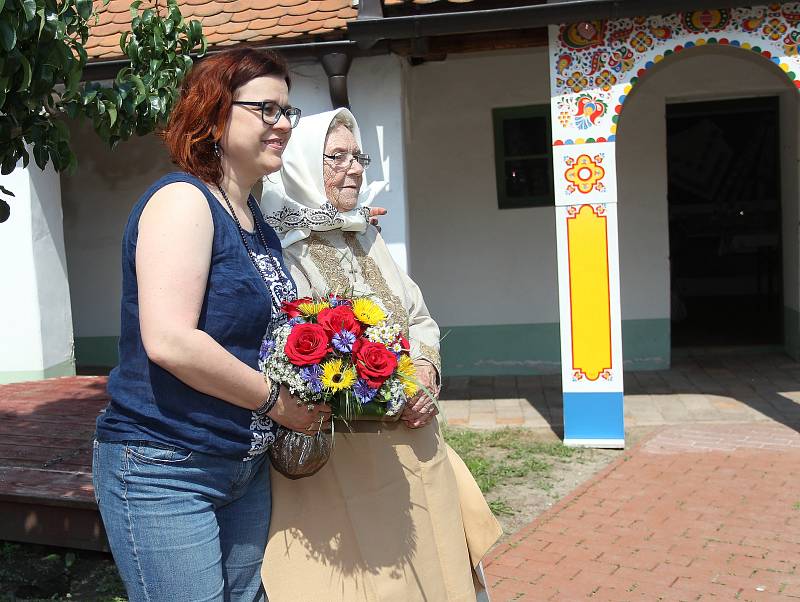 Národopisná slavnost zaplnila v sobotu odpoledne Lanžhot. Vpravo Marie Švirgová.