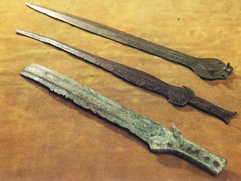 Bronzové meče střední doby bronzové z Boleradic, Kojátek a Kobeřic.