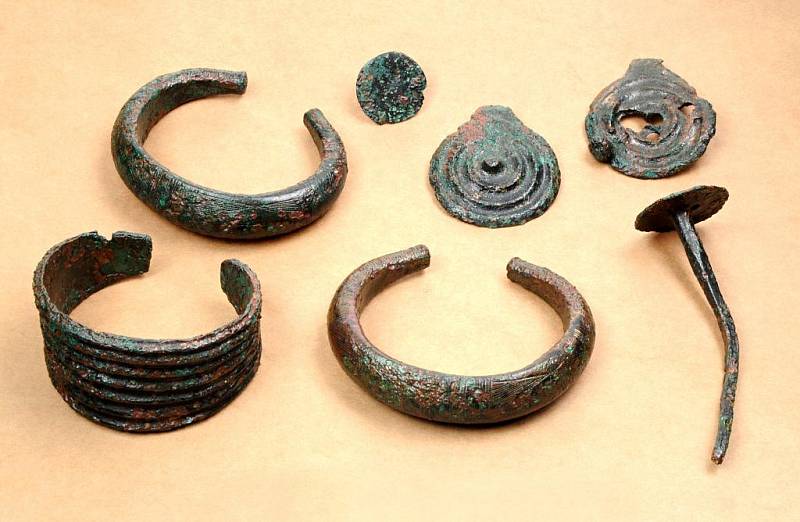Bronzové šperky pravděpodobně z hrobu ze Strachotína.