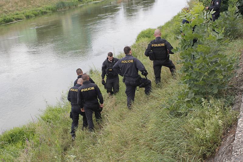 Policisté a potápěči pátrají na pobřeží i uvnitř řeky Dyje po předmětu, který souvisí s vraždou dvou lidí v Šilingrově ulici v Břeclavi.