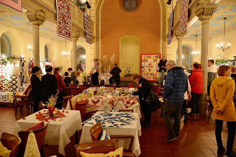 Z vernisáže tradiční adventní výstavy patchworku v břeclavské synagoze.