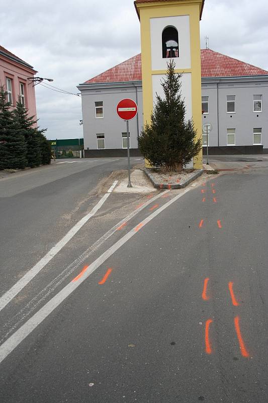 Kuriózní dopravní nehoda se stala v neděli před třetí hodinou ráno v Kosticích. Osobní auto tam narazilo uprostřed obce do kapličky.Nehoda si vyžádala dvě zranění. Obě zraněné osoby skončily v péči záchranářů, kteří je převezli do nemocnice.