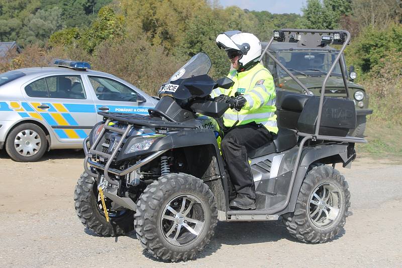 Policisté s vojáky procvičovali v úterý znovuzavedení kontrol na státní hranici se Slovenskem. Stanoviště měli i na silnici druhé třídy mezi Lanžhotem a Brodským. 