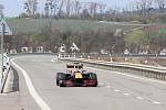 Formule 1 Red Bull Racing ve čtvrtek odpoledne jela po mostu mezi Dolními Věstonicemi a Strachotínem.
