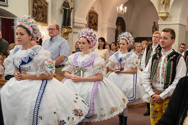 Zahrávání hodů a oslava dožínek ve Velkých Bílovicích.