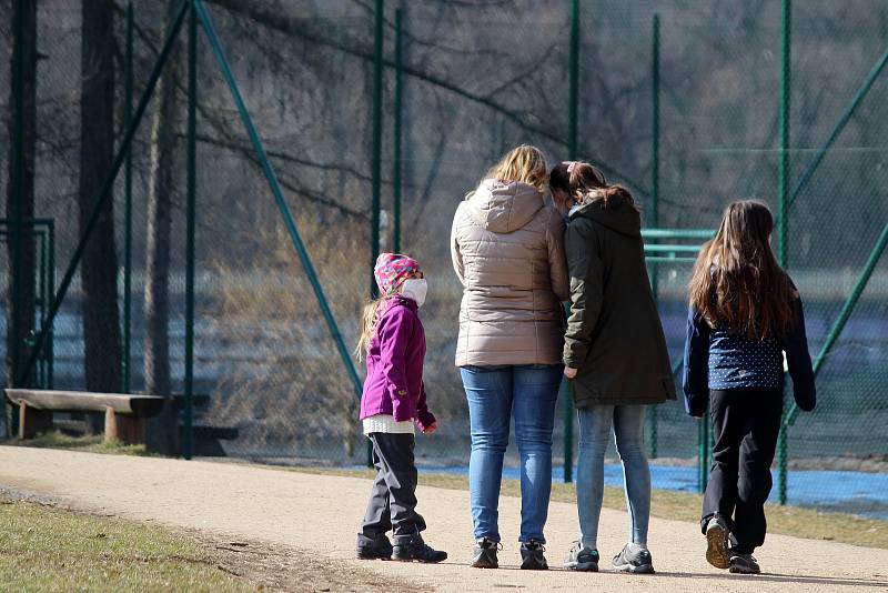 Třetí nejlidnatější kraj v republice je ten Jihomoravský. Na snímku Brňané využili slunečného počasí a vyrazili na přehradu.