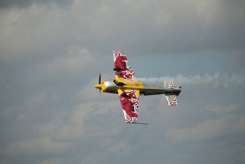 Letecký den na letišti v Břeclavi přilákal davy návštěvníků. K největším atrakcím patřila maketa stíhačky Spitfire a letoun ze soutěží Red Bull Air Race, kterým pilotuje Martin Šonka.