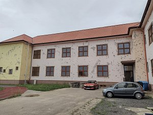 Stěhování před rekonstrukcí tornádem poškozené budovy základní školy v Moravské Nové Vsi.