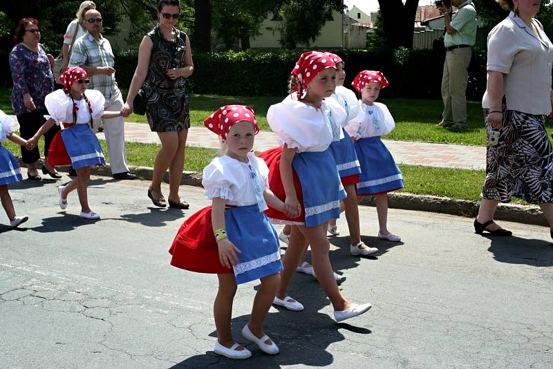 Folklorní slavnosti v Tvrdonicích a Krumvíři se obešly bez deště.