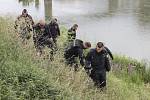 Policisté a potápěči pátrají na pobřeží i uvnitř řeky Dyje po předmětu, který souvisí s vraždou dvou lidí v Šilingrově ulici v Břeclavi.
