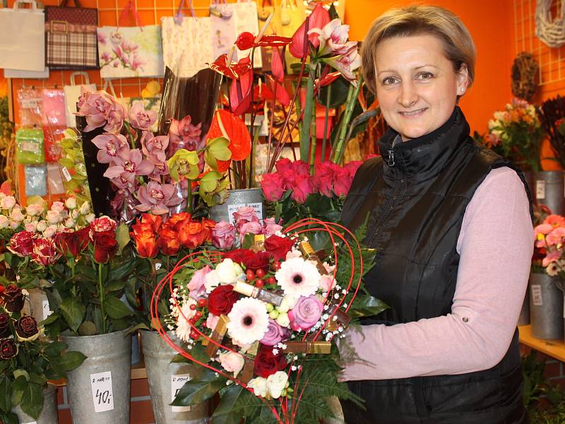 Jedním z oblíbených valentýnských darů jsou každoročně květiny. Speciální květinové vazby chystají také v Květinovém studiu Kopretina v Břeclavi. 
