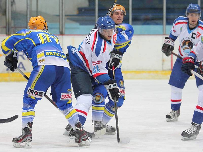 Břeclavští hokejisté (v modrém) podlehli Orlové až po nájezdech 1:2.