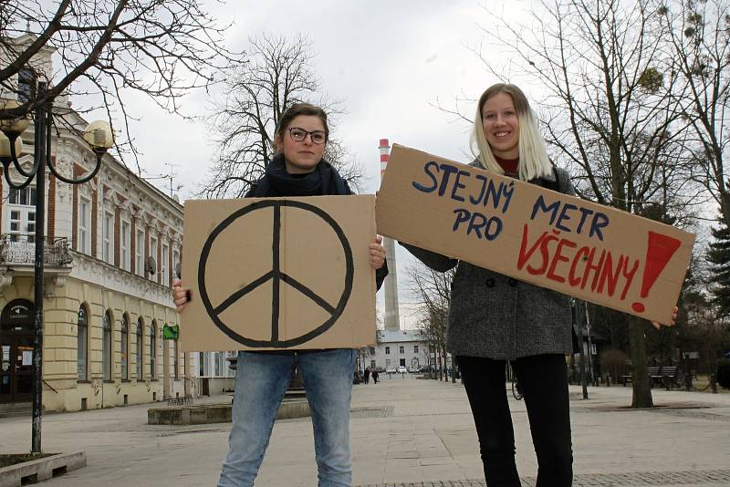 Studenti břeclavského gymnázia se také připojili k celorepublikovému protestu proti české vládě pod názvem Vyjdi ven. K podpisu petice se připojilo na sto padesát lidí.