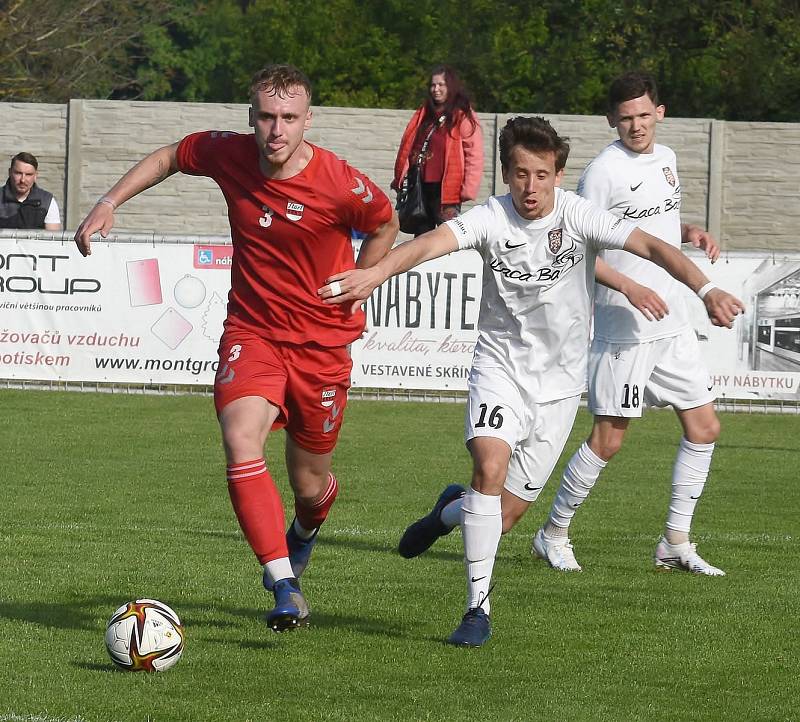 Fotbalisté Lanžhota (v bílém) remizovali se Startem Brno 1:1.