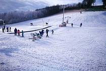 První mrazíky umožnily správcům lyžařských areálů zapnout sněhová děla. Lyžuje se v Němčičkách na Břeclavsku, v Olešnici na Blanensku zasněžují.