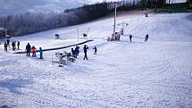 První mrazíky umožnily správcům lyžařských areálů zapnout sněhová děla. Lyžuje se v Němčičkách na Břeclavsku, v Olešnici na Blanensku zasněžují.